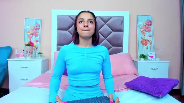 Saarahjones – Xlovecam Live Sex Cam Video – 2025-04-17 08:35:49